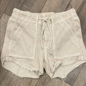 American Eagle Outfitters Cream Cargo Shorts with Relaxed Fit
